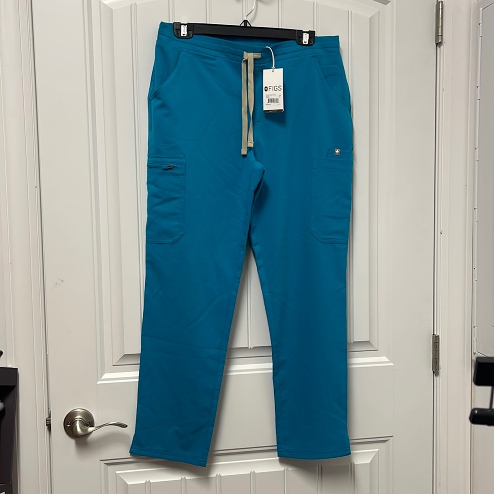 FIG Yola Skinny scrub pants Straight leg. Skinny fit. Eleven pockets.